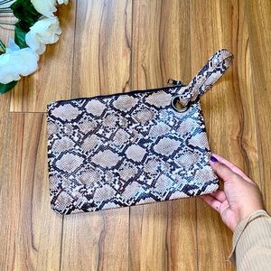 Leopard print wristlet 🐆🖤